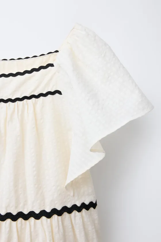 ПЛАТЬЕ С ВОЛНИСТЫМИ ДЕТАЛЯМИ