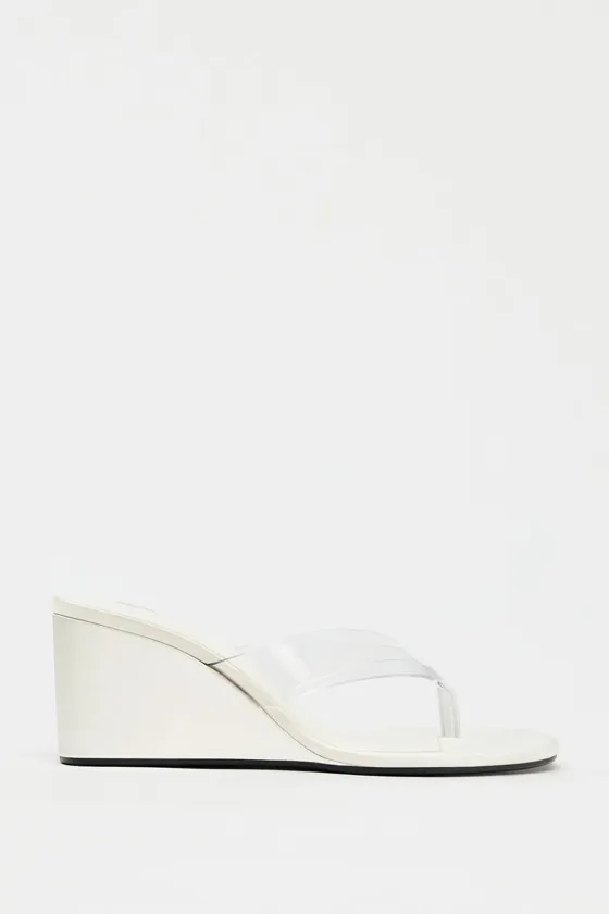 БОСОНОЖКИ НА ТАНКЕТКЕ ИЗ ВИНИЛА