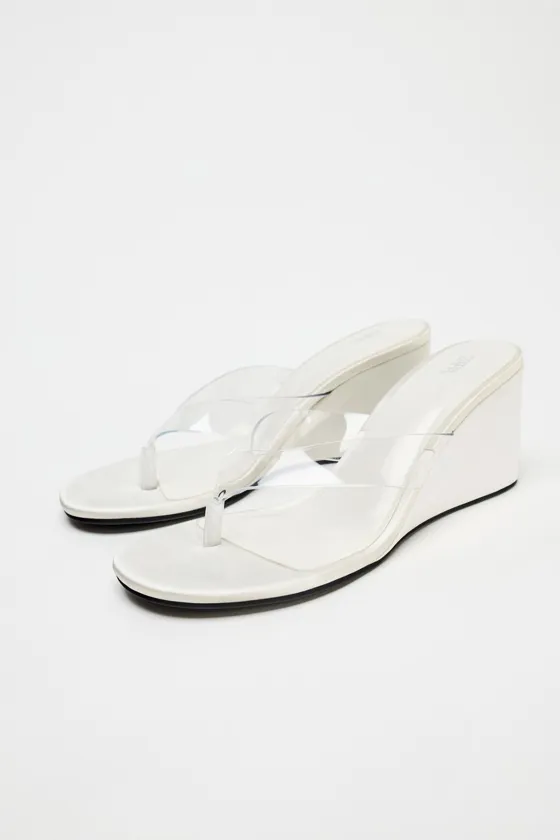 БОСОНОЖКИ НА ТАНКЕТКЕ ИЗ ВИНИЛА