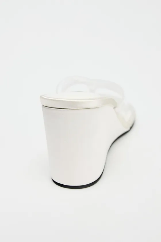 БОСОНОЖКИ НА ТАНКЕТКЕ ИЗ ВИНИЛА