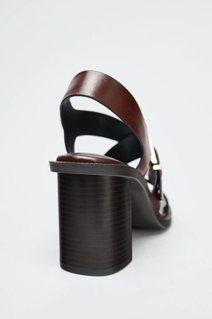 Кожаные босоножки на высоком каблуке с пряжкой- Заказать в России