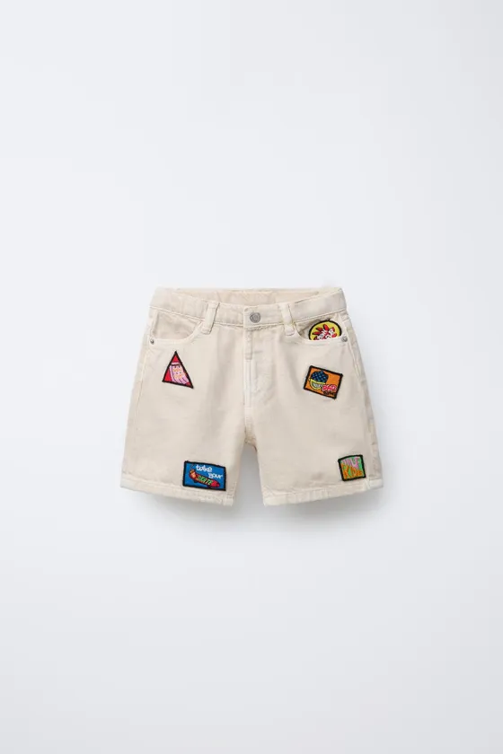 ШОРТЫ-БЕРМУДЫ ИЗ ТВИЛА С НАШИВКАМИ