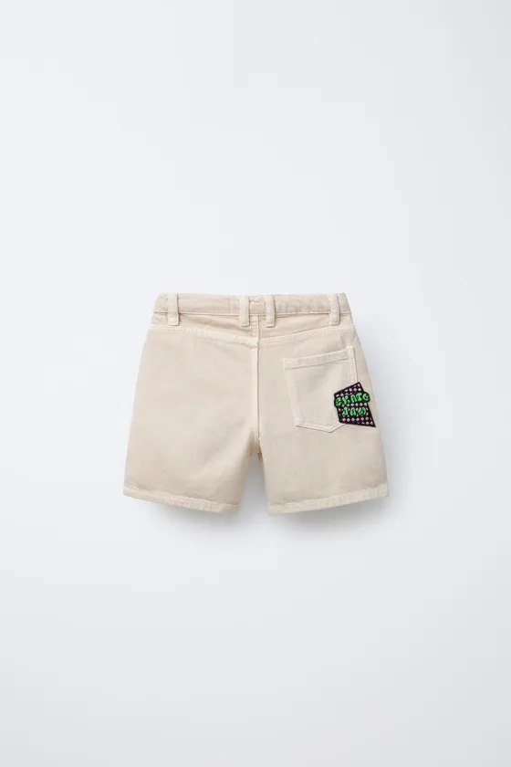 ШОРТЫ-БЕРМУДЫ ИЗ ТВИЛА С НАШИВКАМИ