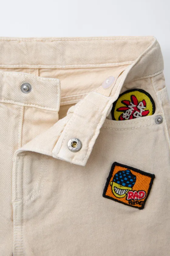 ШОРТЫ-БЕРМУДЫ ИЗ ТВИЛА С НАШИВКАМИ