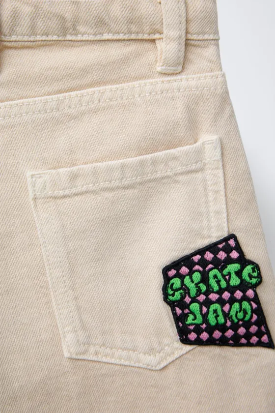 ШОРТЫ-БЕРМУДЫ ИЗ ТВИЛА С НАШИВКАМИ