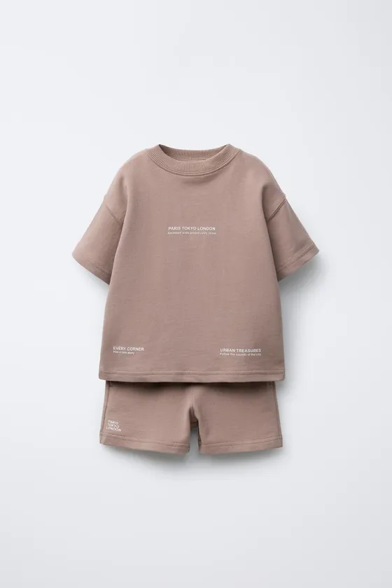 КОМПЛЕКТ ИЗ ФУТБОЛКИ И ШОРТОВ-ДЖОГГЕРОВ С НАДПИСЬЮ