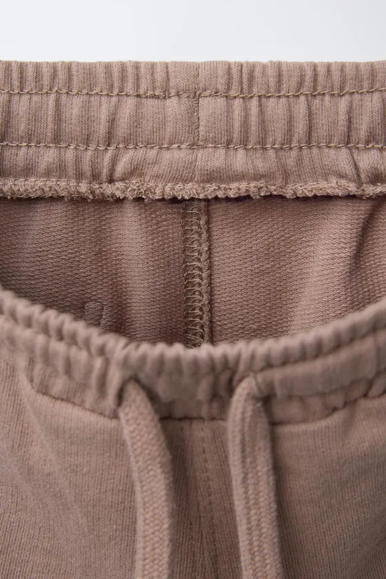 КОМПЛЕКТ ИЗ ФУТБОЛКИ И ШОРТОВ-ДЖОГГЕРОВ С НАДПИСЬЮ