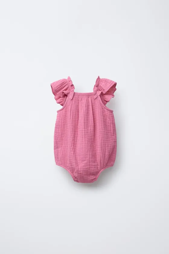 Комбинезон с крючком и объемными цветами