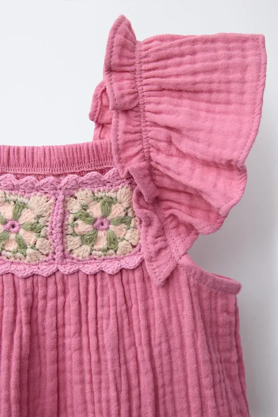 Комбинезон с крючком и объемными цветами