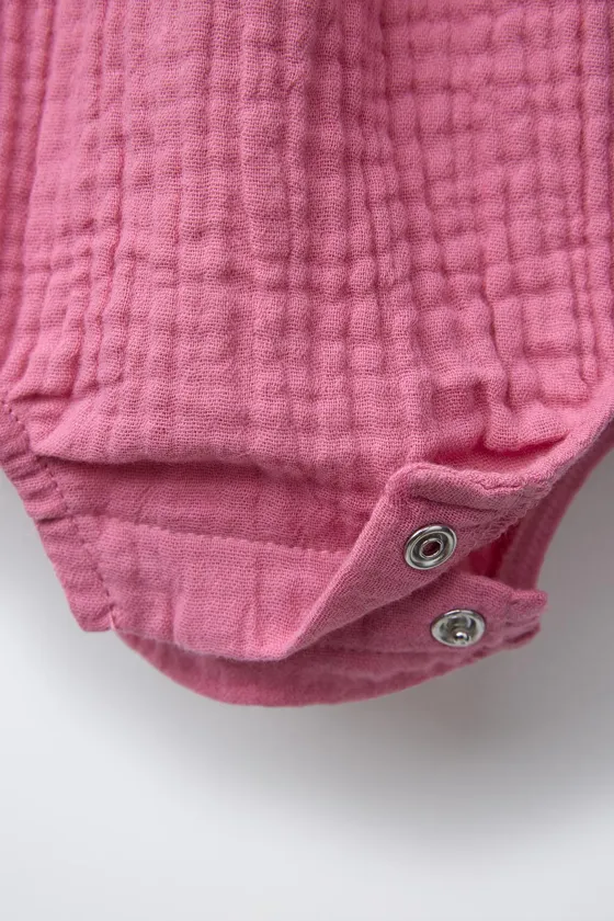 Комбинезон с крючком и объемными цветами