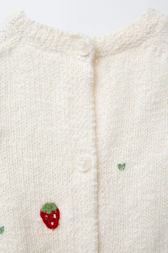 ТРИКОТАЖНЫЙ КОМБИНЕЗОН С ВЫШИВКОЙ «КЛУБНИКА»