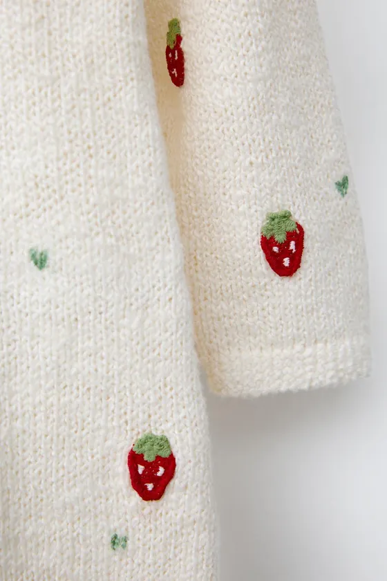 ТРИКОТАЖНЫЙ КОМБИНЕЗОН С ВЫШИВКОЙ «КЛУБНИКА»