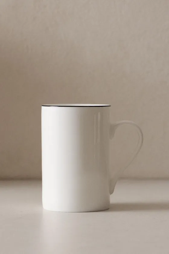 кружка из костяного фарфора в черной оправе