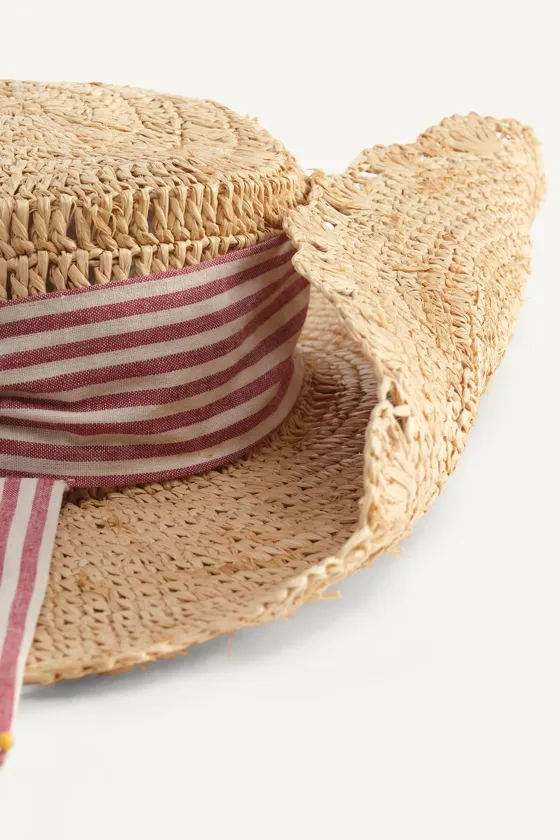 Шляпа с широкими полями и бантом в полоску