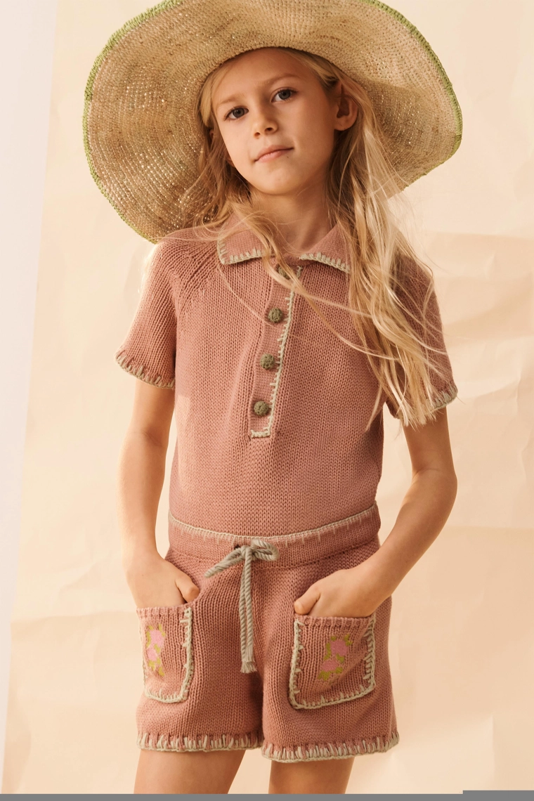 Шляпка из ограниченной коллекции с вышитым аппликацией из рафии