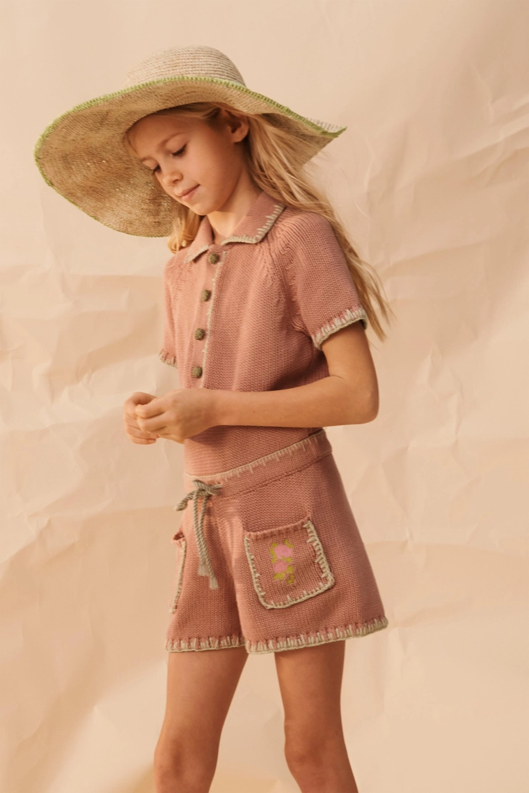 Шляпка из ограниченной коллекции с вышитым аппликацией из рафии