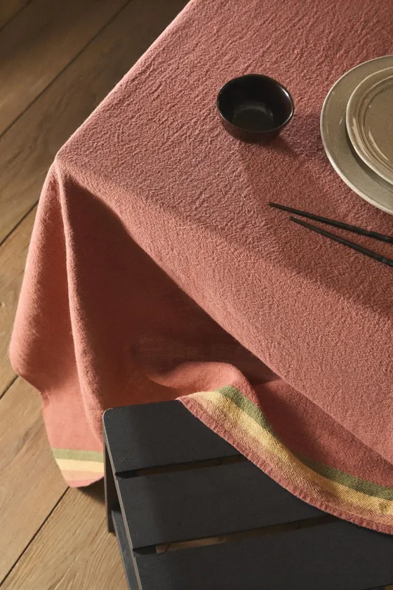 Толстоватое полотенце из льна с цветной полоской