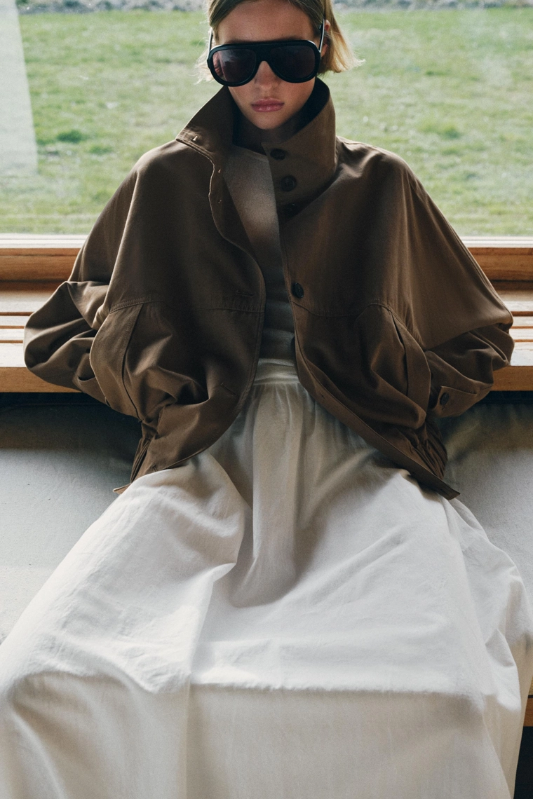 Куртка с высоким воротником и эластичным низом