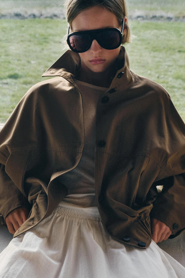 Куртка с высоким воротником и эластичным низом