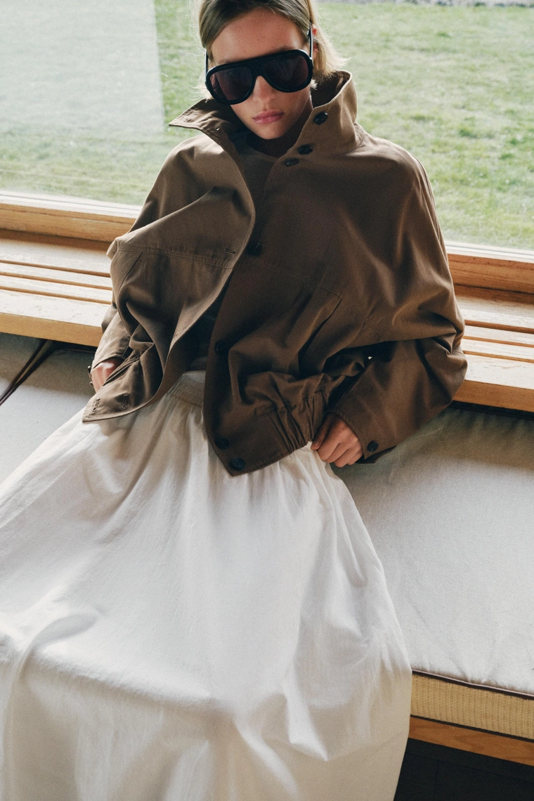 Куртка с высоким воротником и эластичным низом