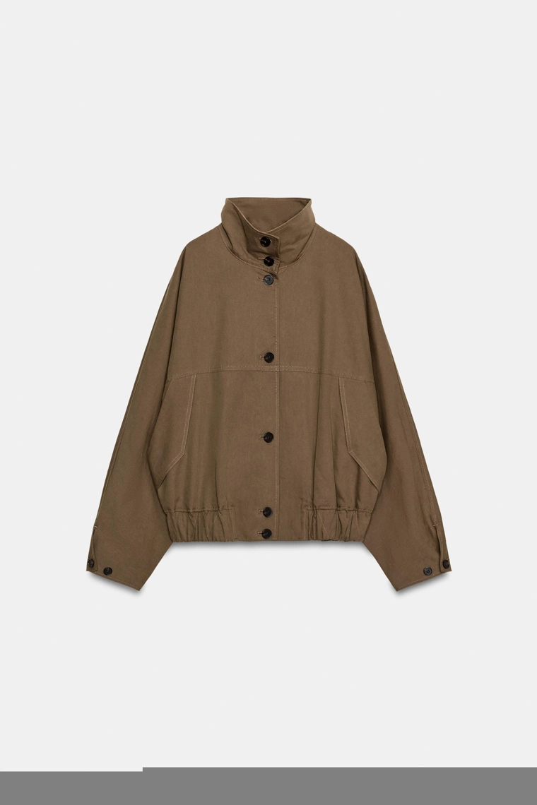 Куртка с высоким воротником и эластичным низом