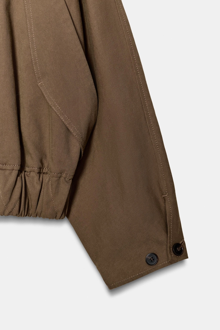 Куртка с высоким воротником и эластичным низом