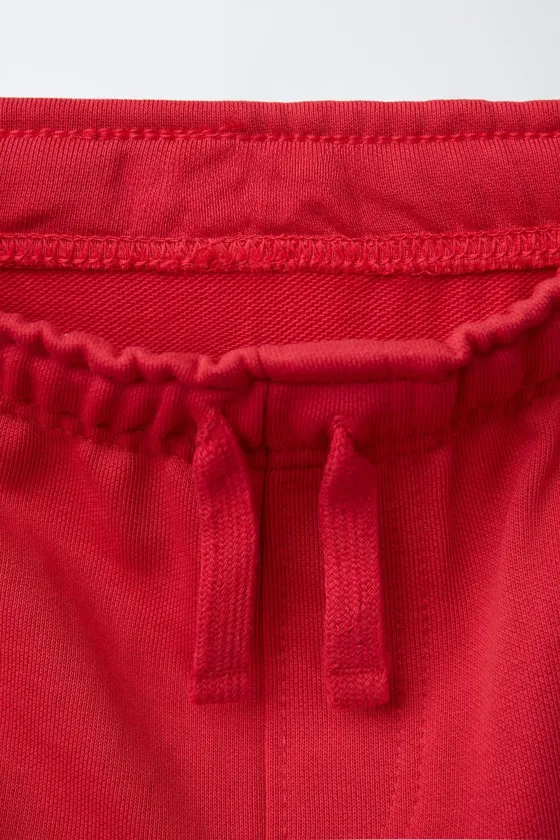 ШОРТЫ ИЗ МЯГКОЙ ТКАНИ С РЕЛЬЕФНОЙ НАДПИСЬЮ