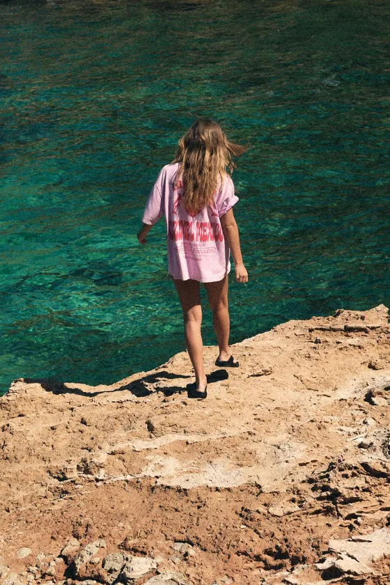 ФУТБОЛКА С ЭФФЕКТОМ ПОТЕРТОСТИ И ПРИНТОМ