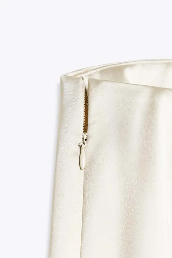 Топ с асимметричным вырезом из атласа