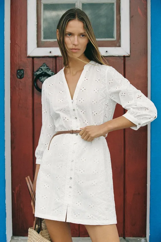 МИНИ-ПЛАТЬЕ С АЖУРНОЙ ВЫШИВКОЙ