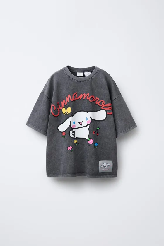 ФУТБОЛКА С ЭФФЕКТОМ ПОТЕРТОСТИ И ПРИНТОМ CINNAMOROLL © SANRIO