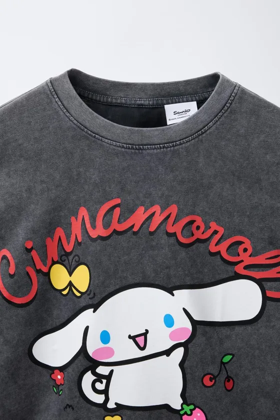 ФУТБОЛКА С ЭФФЕКТОМ ПОТЕРТОСТИ И ПРИНТОМ CINNAMOROLL © SANRIO
