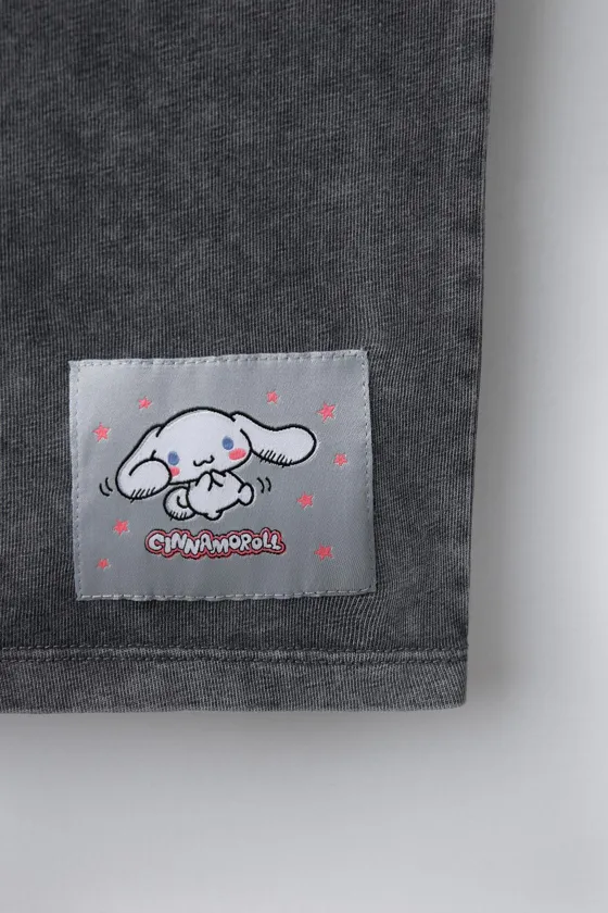 ФУТБОЛКА С ЭФФЕКТОМ ПОТЕРТОСТИ И ПРИНТОМ CINNAMOROLL © SANRIO