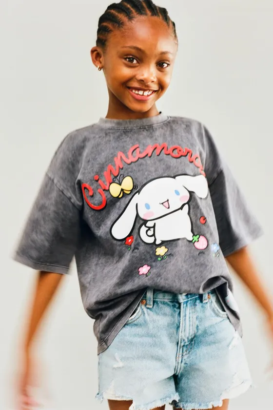 ФУТБОЛКА С ЭФФЕКТОМ ПОТЕРТОСТИ И ПРИНТОМ CINNAMOROLL © SANRIO