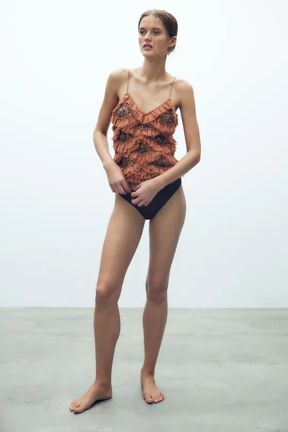 ТОП С ОБОРКАМИ И ВЫШИВКОЙ