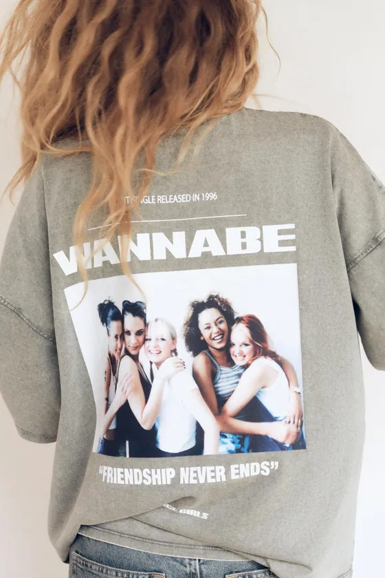 ФУТБОЛКА ИЗ ТКАНИ С ЭФФЕКТОМ ПОТЕРТОСТИ С ПРИНТОМ ©SPICE GIRLS