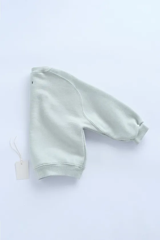 TIMELESZ - ОДНОТОННАЯ ТОЛСТОВКА С ДЕТАЛЬЮ