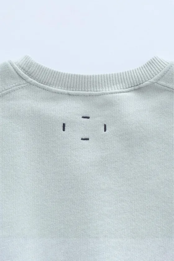 TIMELESZ - ОДНОТОННАЯ ТОЛСТОВКА С ДЕТАЛЬЮ