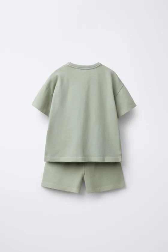 КОМПЛЕКТ ИЗ ОДНОТОННОЙ ФУТБОЛКИ И ШОРТОВ-БЕРМУДОВ