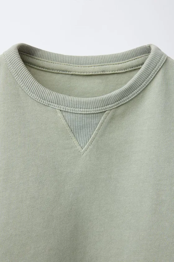 КОМПЛЕКТ ИЗ ОДНОТОННОЙ ФУТБОЛКИ И ШОРТОВ-БЕРМУДОВ