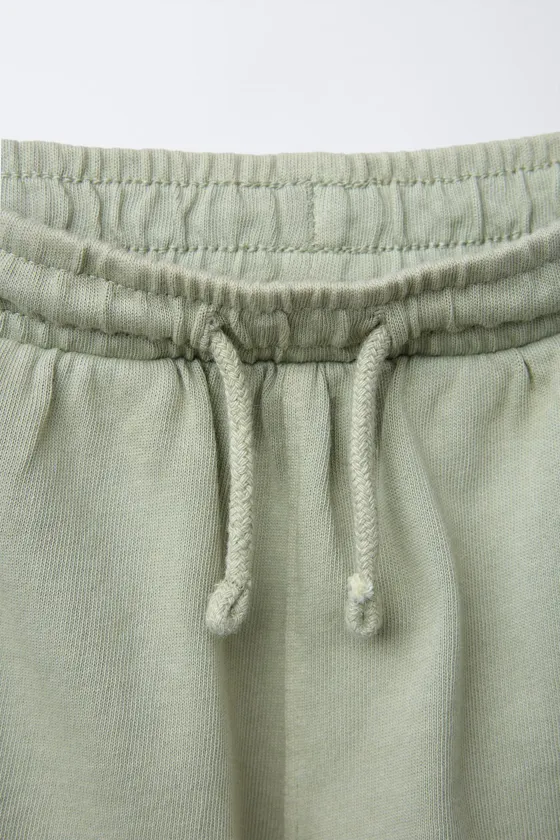 КОМПЛЕКТ ИЗ ОДНОТОННОЙ ФУТБОЛКИ И ШОРТОВ-БЕРМУДОВ