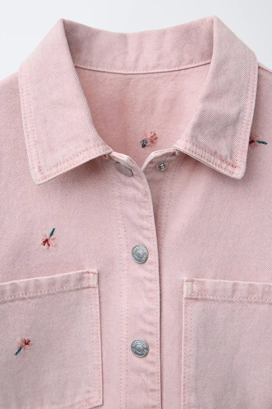 КУРТКА-РУБАШКА ИЗ ТВИЛА С ЦВЕТОЧНОЙ ВЫШИВКОЙ