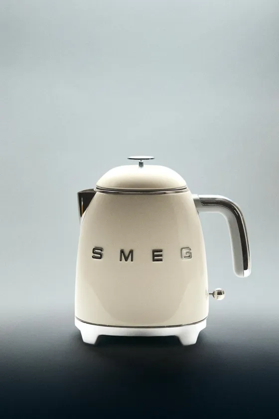 маленький стальной чайник smeg