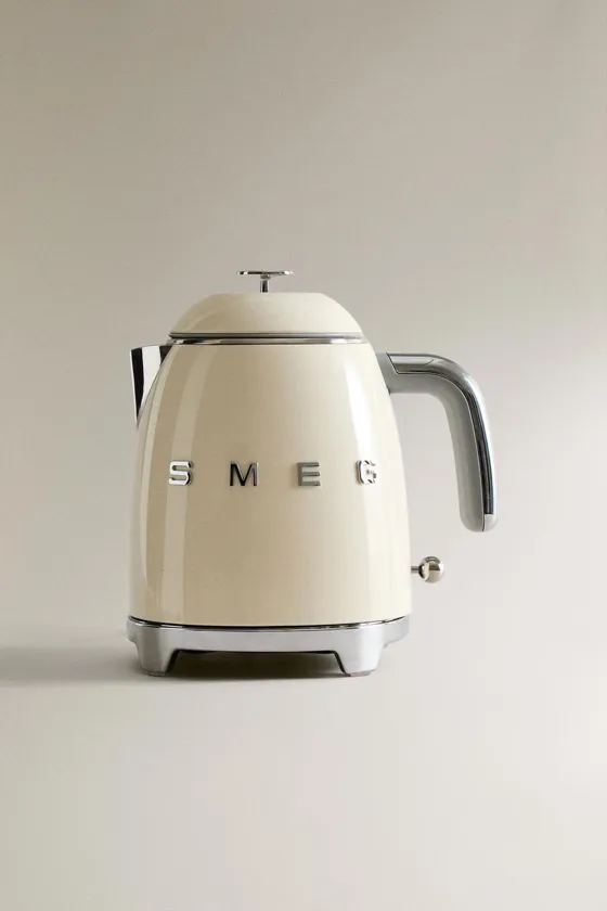 маленький стальной чайник smeg