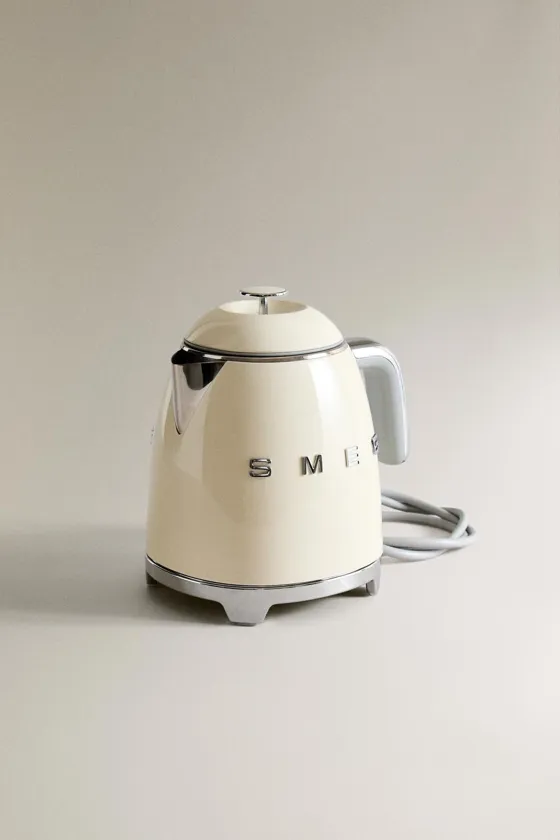 маленький стальной чайник smeg