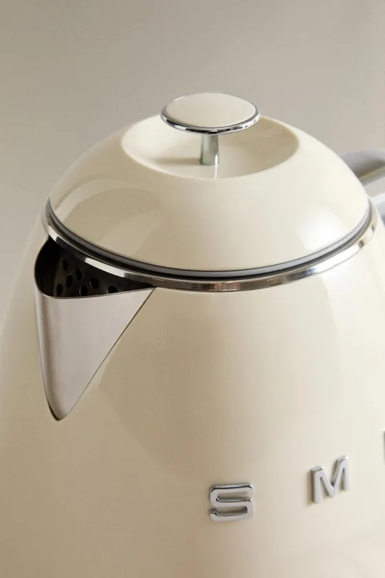 маленький стальной чайник smeg