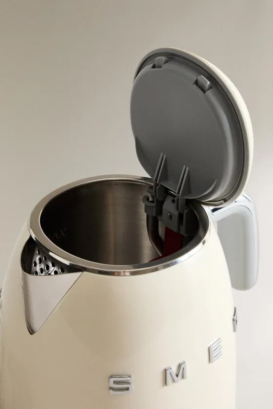 маленький стальной чайник smeg