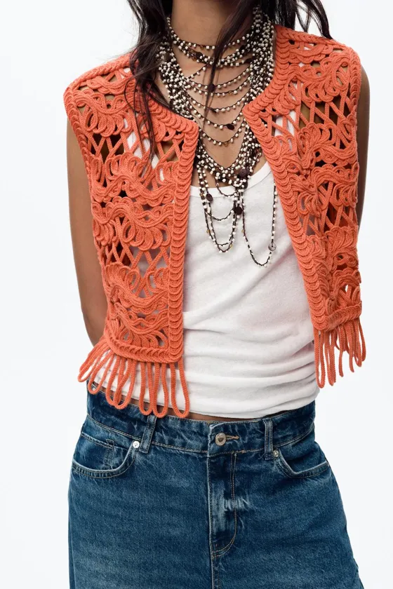 ТРИКОТАЖНЫЙ ЖИЛЕТ С БАХРОМОЙ