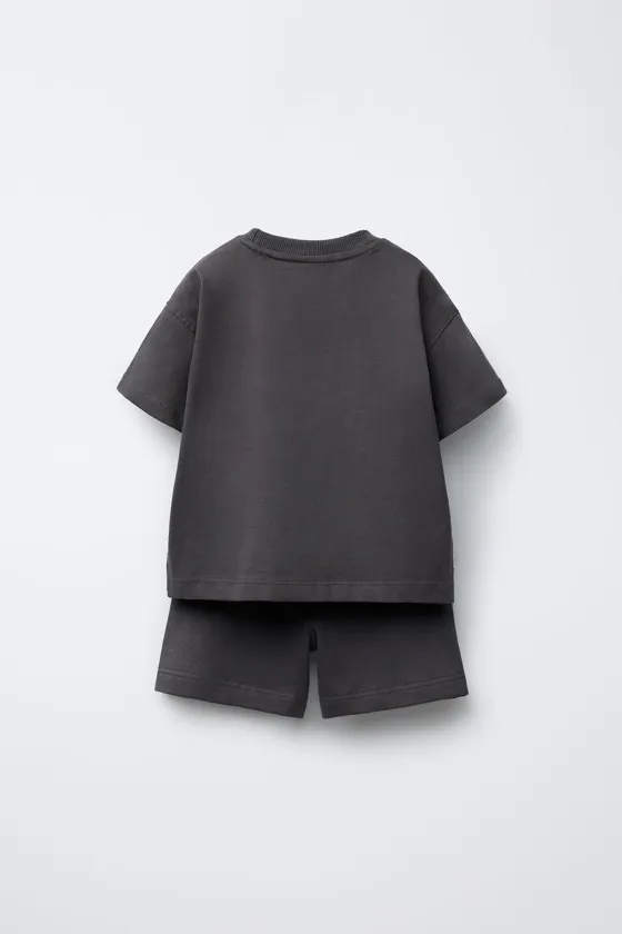 КОМПЛЕКТ ИЗ ФУТБОЛКИ И ШОРТОВ-БЕРМУДОВ С НАДПИСЬЮ