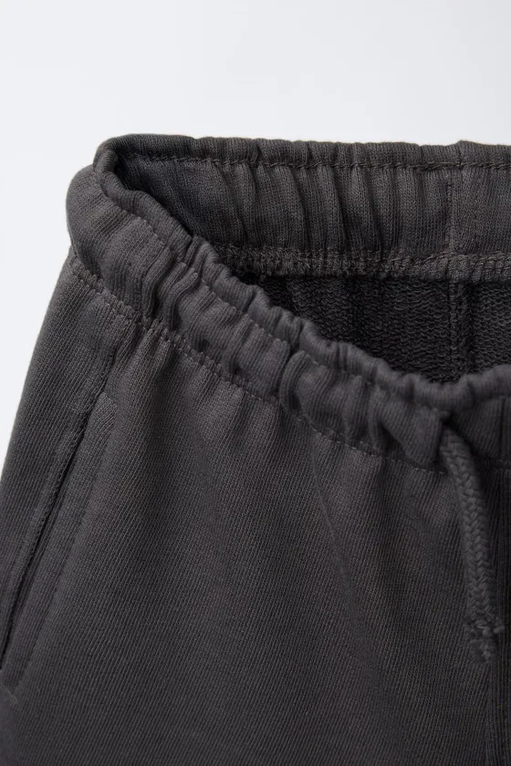 КОМПЛЕКТ ИЗ ФУТБОЛКИ И ШОРТОВ-БЕРМУДОВ С НАДПИСЬЮ